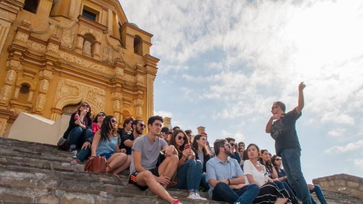 教授对聚集在Cerro del Obispado的台阶上的一群澳门金沙线上赌博官网的学生讲话, 这是蒙特雷的著名地标, Mexico